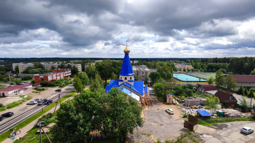 Храм в жилом районе с элементами благоустройства
