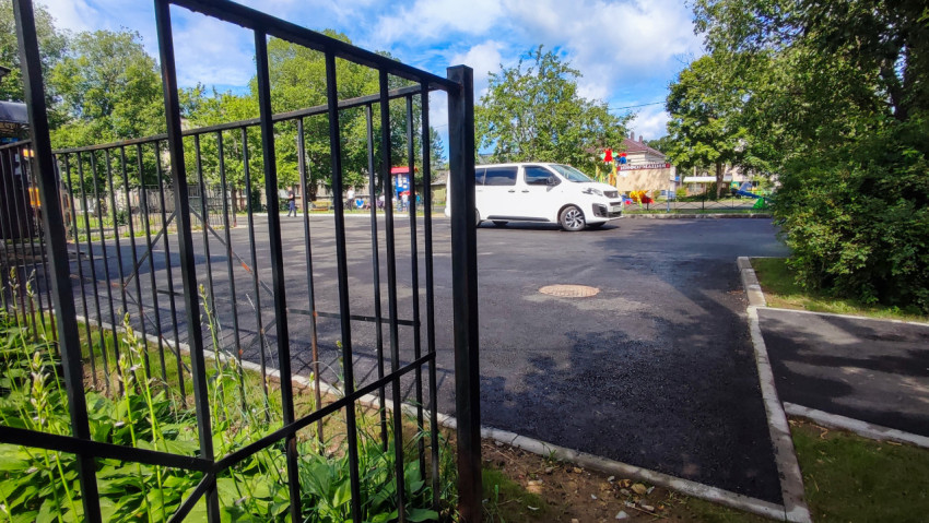 Асфальтовое покрытие и забор на дворовой территории
