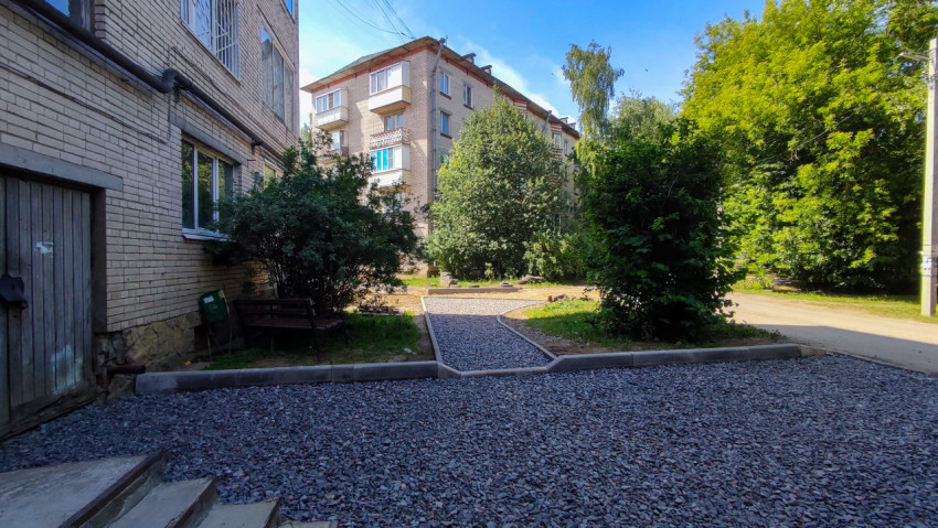 Пешеходная дорожка во дворе жилого дома