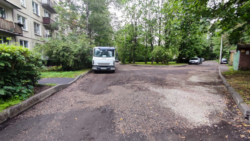 Грузовик IVECO на придомовой дороге во время ремонта