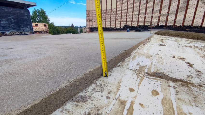 Измерение толщины цементной стяжки с применением рулетки