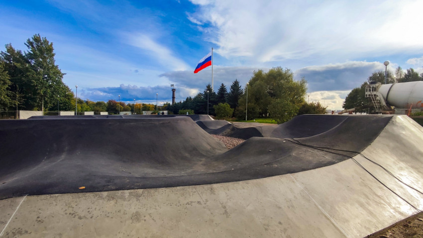 Готовая бетонная площадка с асфальтовым покрытием в парке