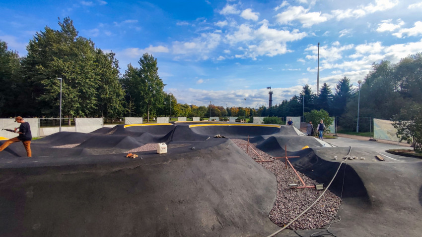Монтаж асфальтового памп-трека в парке на стадии строительства