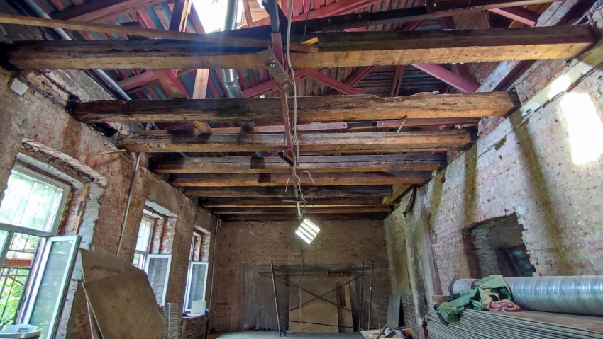 Деревянные балки перекрытия в старом здании при реставрации
