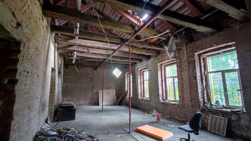 Помещение старого здания с деревянными перекрытиями и опорными стойками