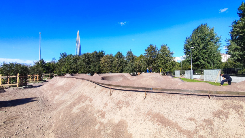 Земляные работы на памп-треке в парке 300-летия с видом на Лахта-центр