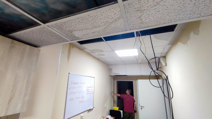 Коридор с подвесным потолком, протечками и оголенными проводами