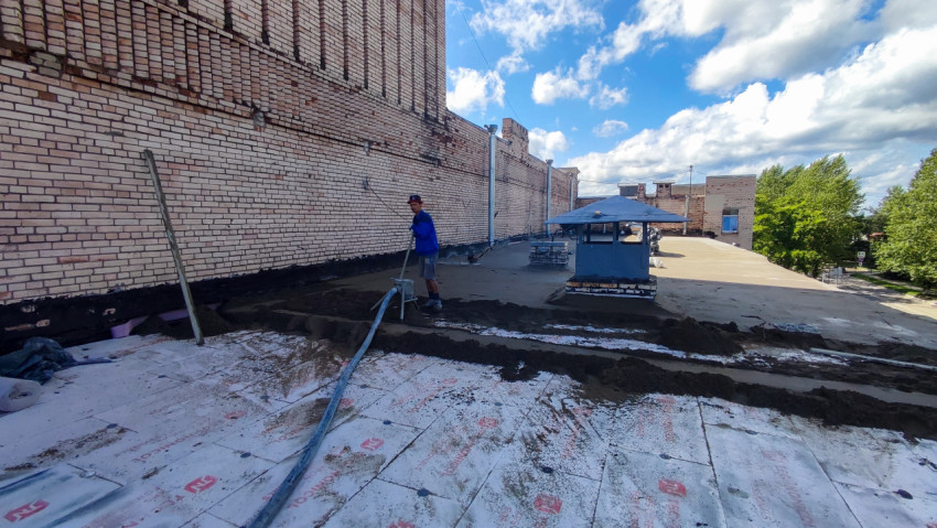 Укладка утеплителя и стяжки на крыше здания