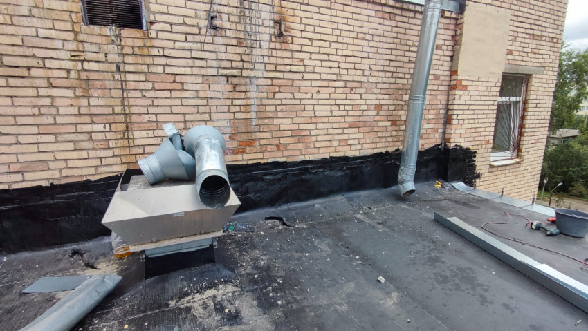 Кровельные работы на крыше кирпичного дома