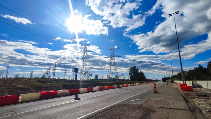 Автодорога и опоры линии электропередачи в лесной зоне