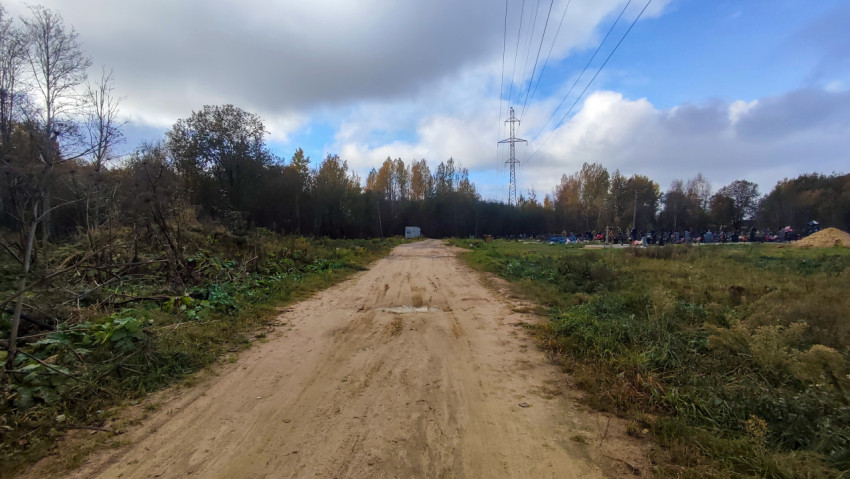 Просёлочная дорога к лесу под линиями электропередачи