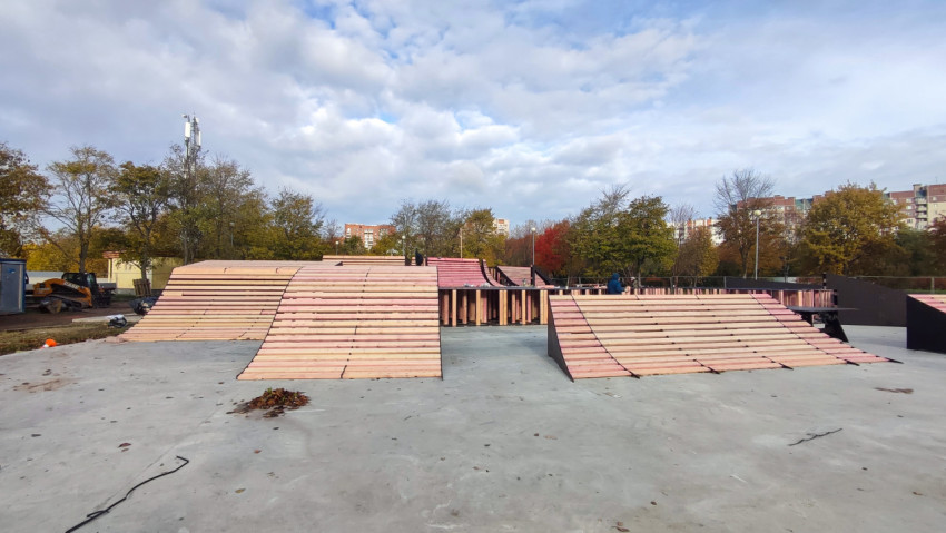 Монтаж деревянных рамп и фигур на площадке будущего скейт-парка