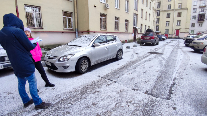 Осмотр двора с припаркованными автомобилями зимой