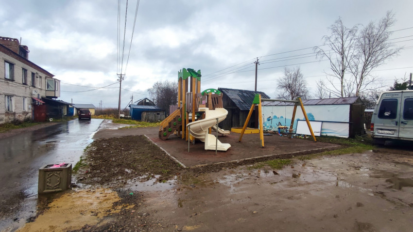 Новая детская площадка в жилом посёлке после установки