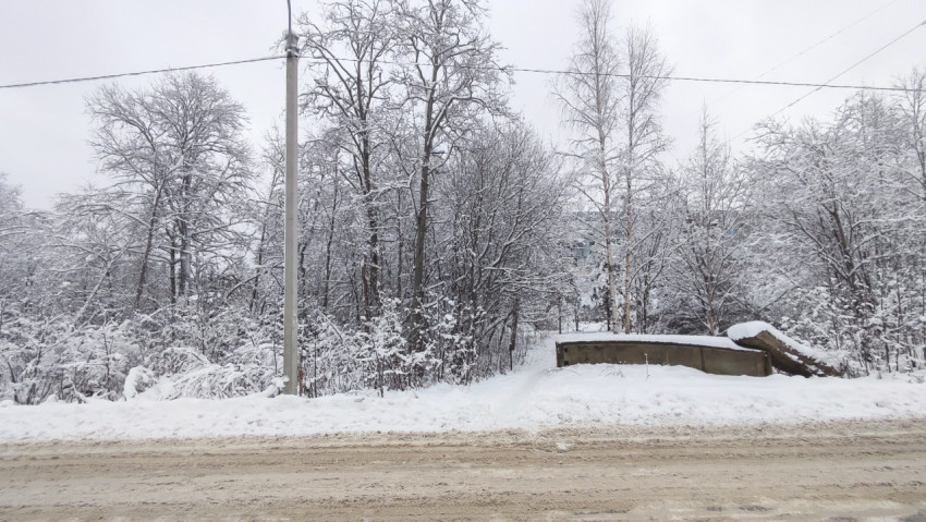 Бетонные плиты надземной инженерной линии вдоль зимней обочины