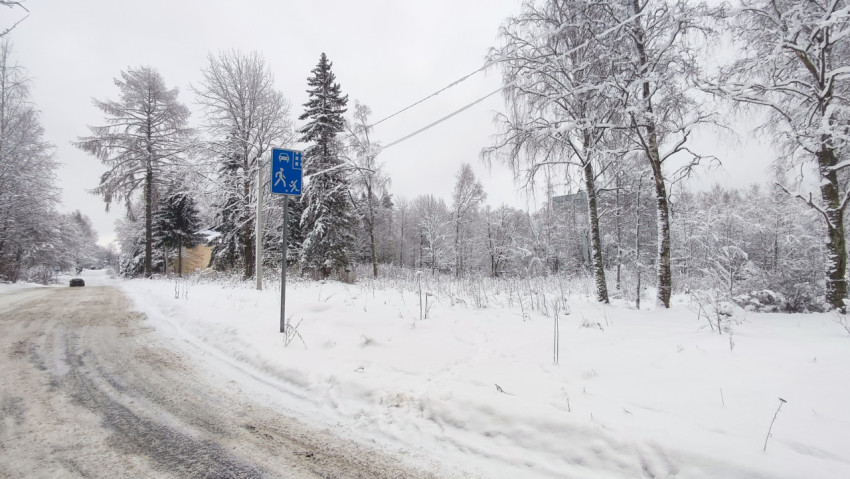 Дорожный знак «Жилая зона» на зимней улице