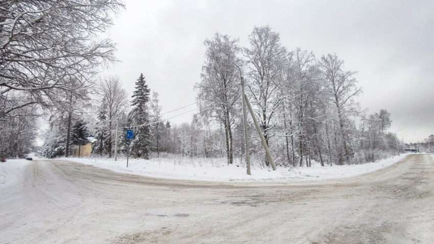 Перекресток зимних дорог с пешеходным знаком