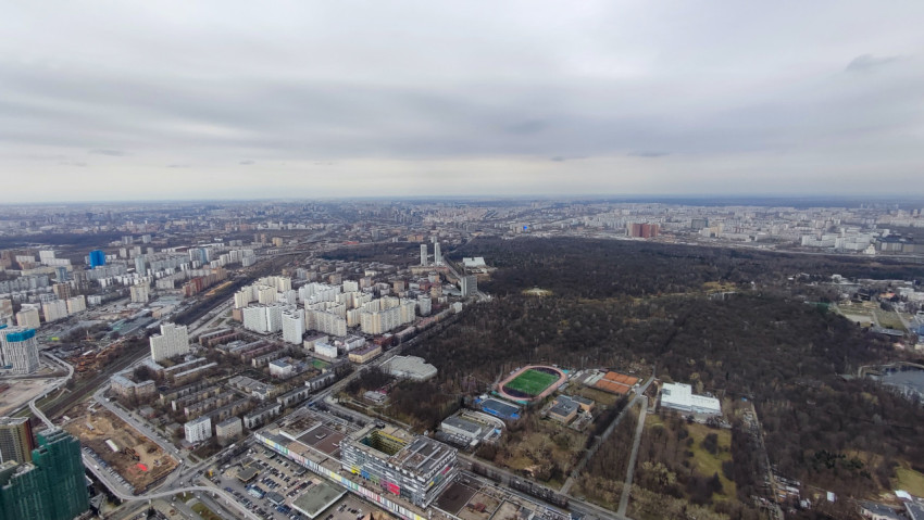 Панорама северо-восточных районов Москвы и парковой зоны с высоты телебашни