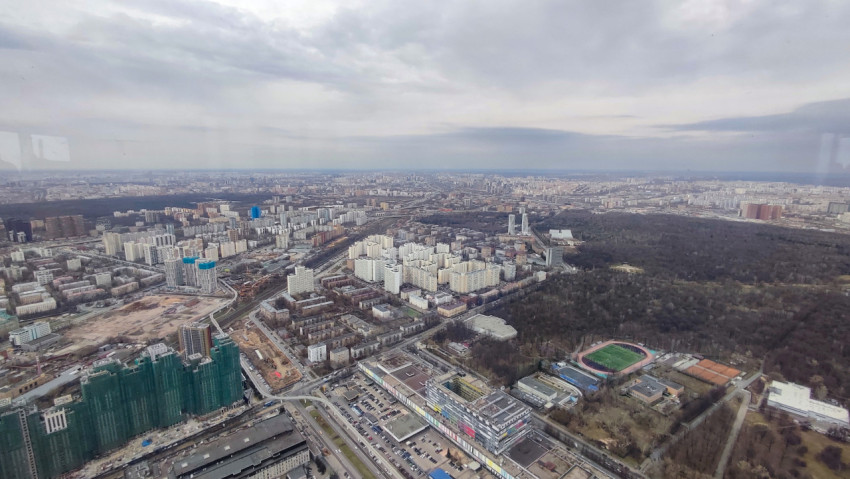Лесопарк и жилые районы Москвы под обзором Останкинской телебашни