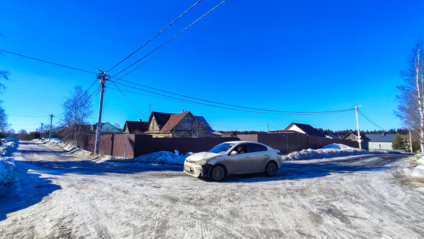 Перекрёсток в частном секторе с припаркованным автомобилем