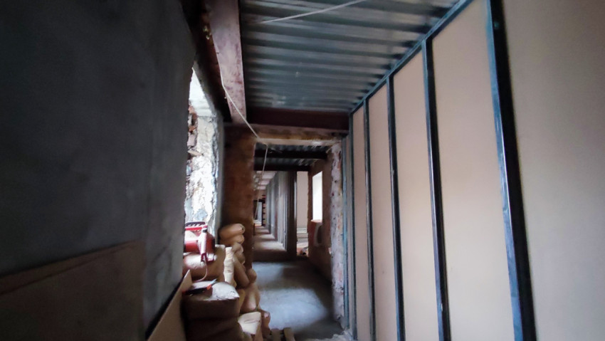 Длинный строительный коридор с металлическими стойками