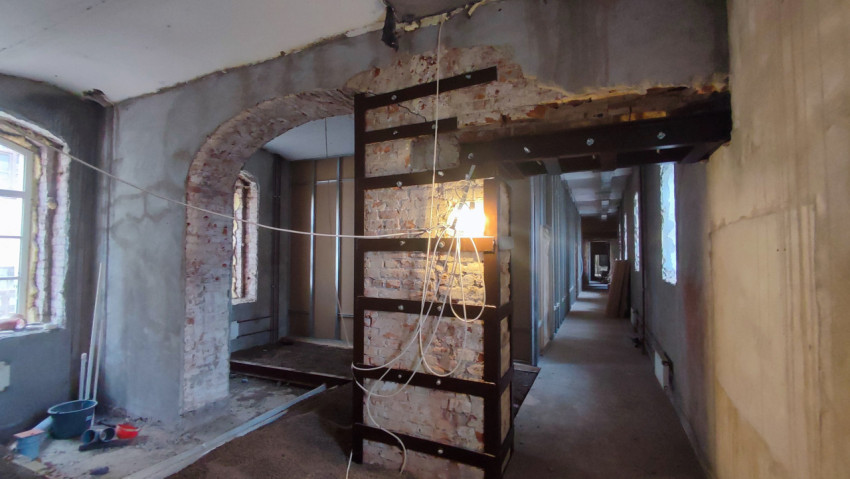 Усиление кирпичной арки металлическими балками в старом здании