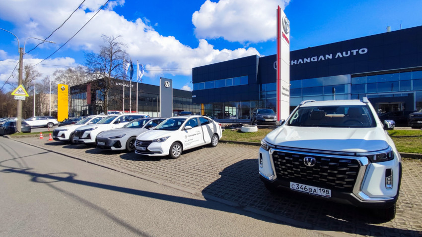 Дилерский центр Changan Auto с выставочными автомобилями