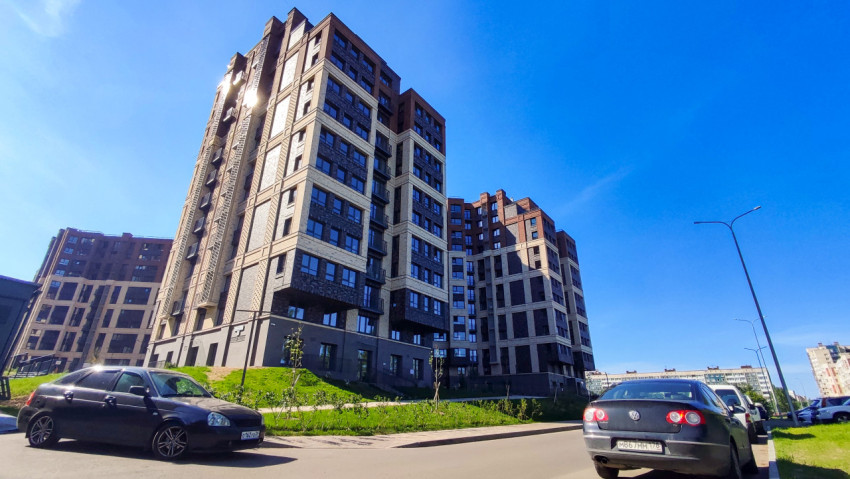 Современные жилые дома и парковочные места у подъездов