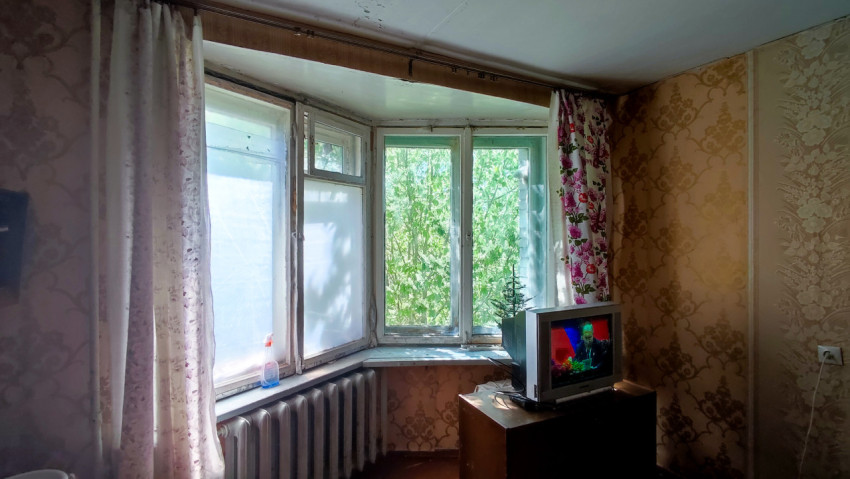 Угловое окно с открывающейся створкой и тюлевыми шторами