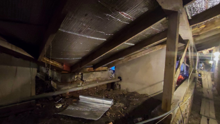 Чердачное помещение с частично демонтированной кровлей