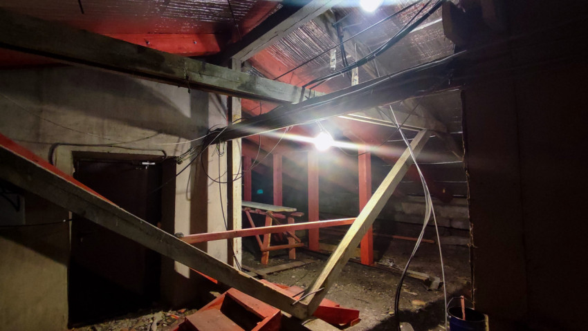 Стропильные балки и коммуникации в чердачном помещении