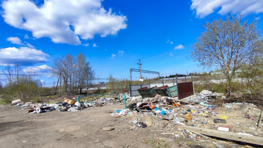 Нелегальная свалка бытовых отходов возле железной дороги