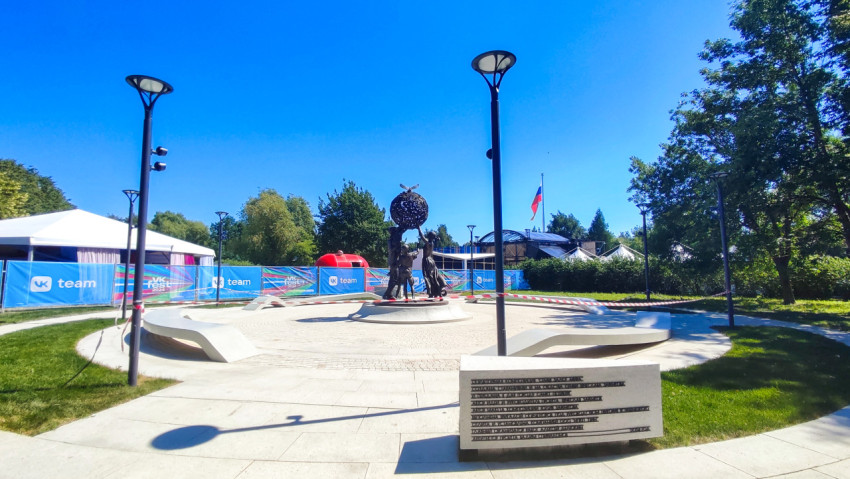 Площадка со скульптурой «Семья — залог мира» и памятным камнем в Парке 300-летия Санкт-Петербурга