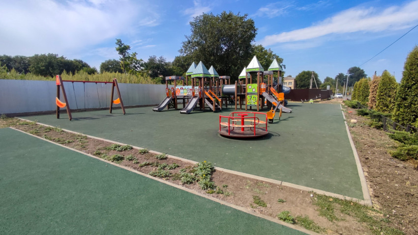 Большой игровой комплекс с горками на дворовой площадке