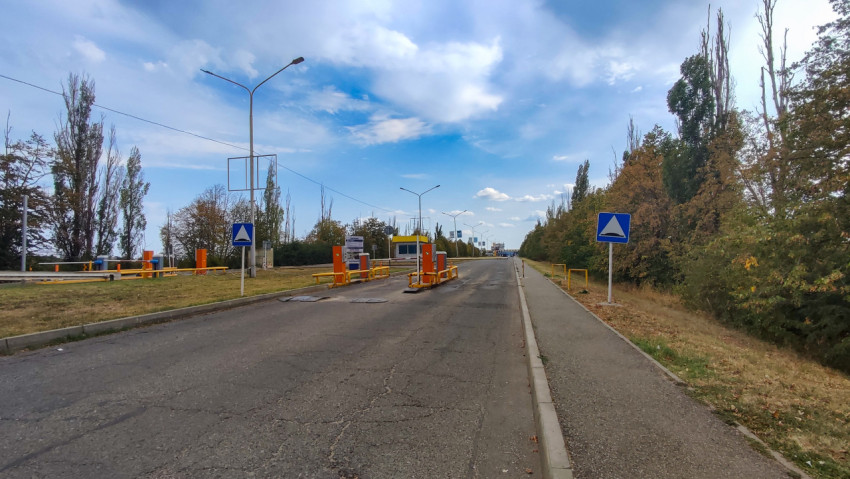 Контрольно-пропускной проезд с шлагбаумом и дорожными знаками