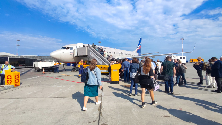 Трап к самолёту Aeroflot и пассажирская очередь на перроне