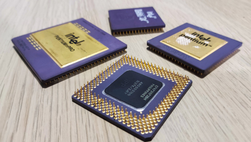 Процессоры Intel с позолоченными элементами и контактами