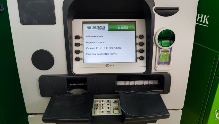 Экран и элементы управления банкомата NCR в экспозиции Сбера