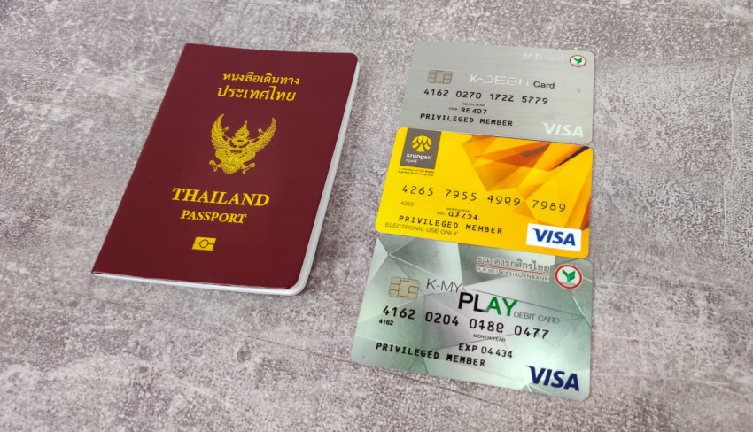 Тайский паспорт и три банковские карты