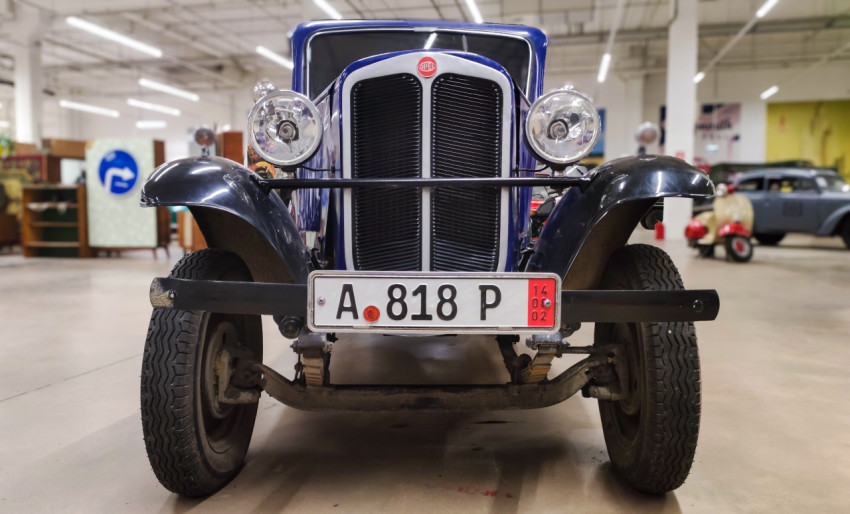 Фронтальный вид Opel 1932 года с номерным знаком