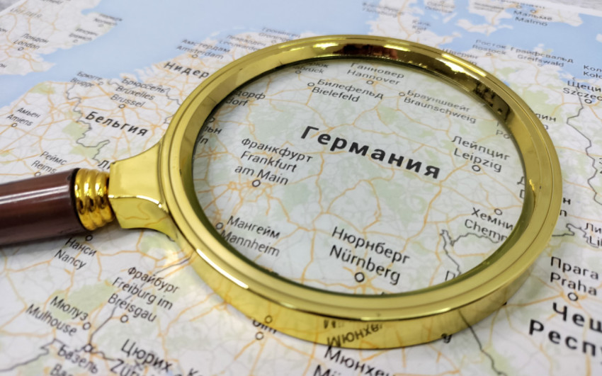 Германия на карте под увеличительным стеклом