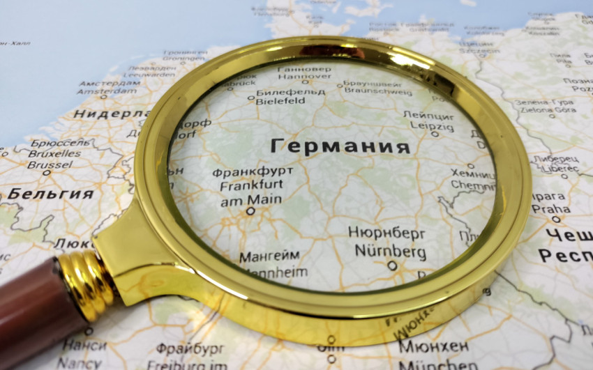 Карта Германии под увеличительным стеклом