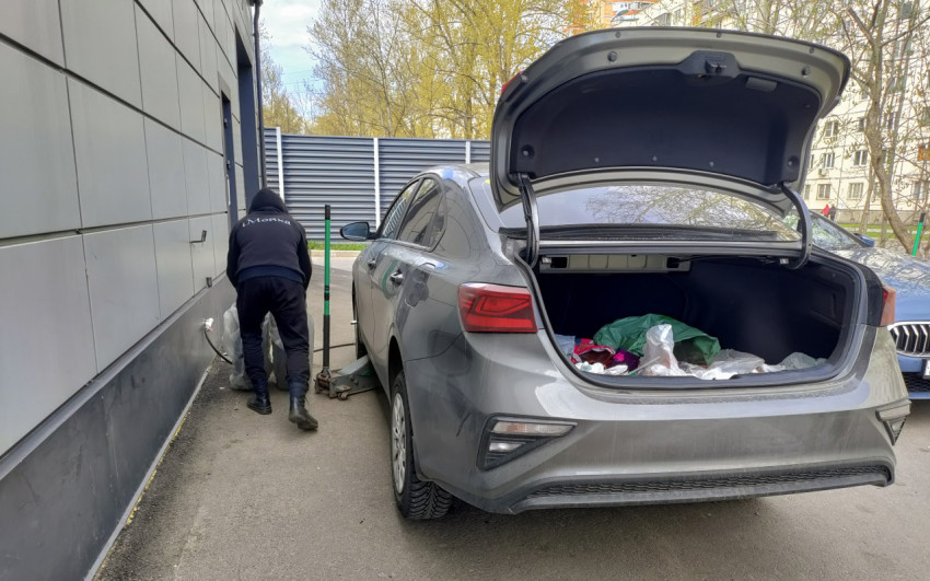 Замена колеса автомобиля возле здания