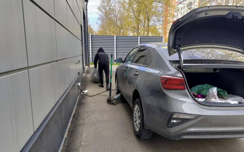 Автомобиль на домкрате при смене шин