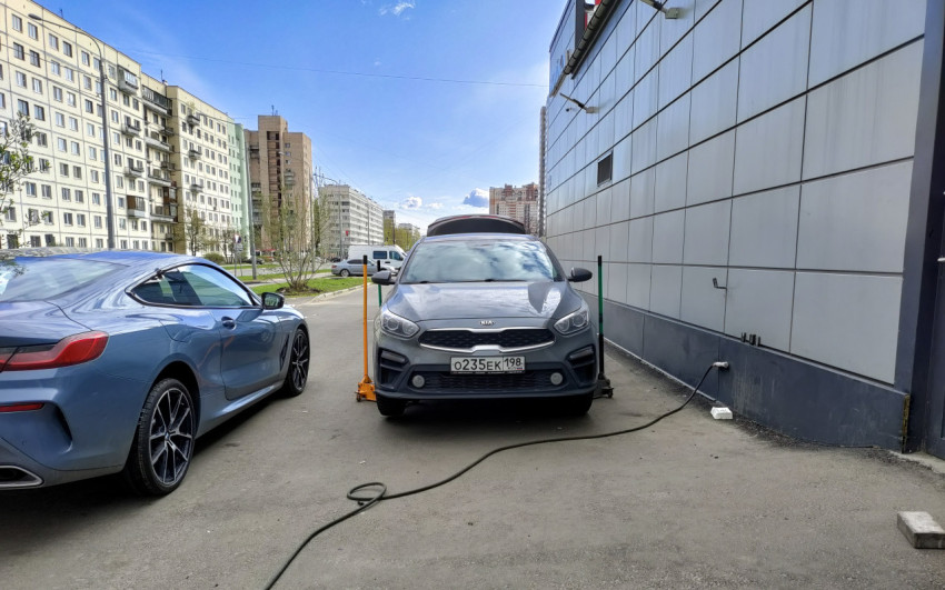 Автомобиль Kia на домкратах во время ремонта