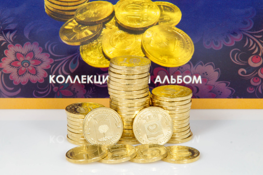 Стопка российских юбилейных 10-рублевых монет серии «Города воинской славы»