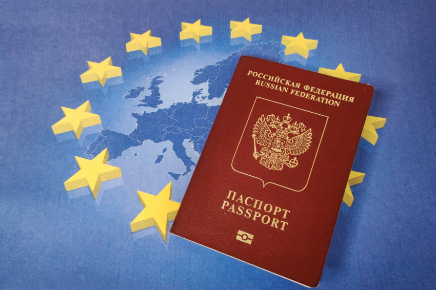 Заграничный паспорт РФ на фоне карты Европы и символов ЕС