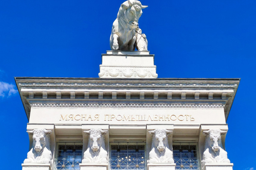Фрагмент фасада павильона «Мясная промышленность» с колоннами и скульптурой