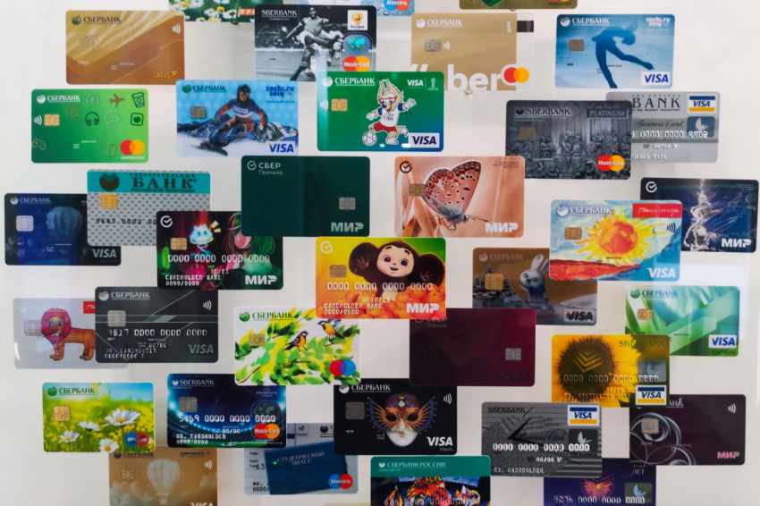 Стенд с историческими и современными банковскими картами Сбера