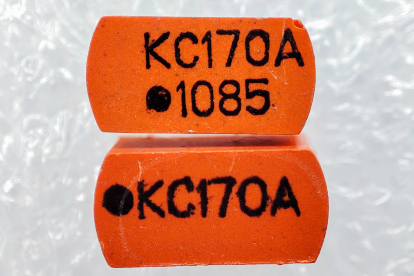 Крупный план стабилитронов КС170А с маркировкой 1085